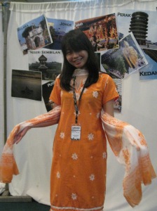 my first time wearing a punjabi suit! thanks to Amrit who pinjam me this!!